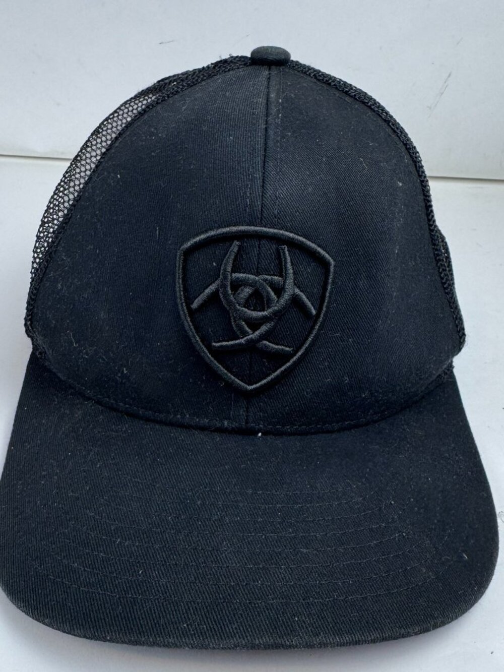 Ariat Mens Blackout Shield Logo Trucker Hat Mesh Back Snapback Baseball Cap LINT